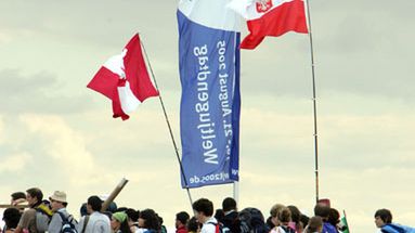 Uczestnicy XX Światowego Dnia Młodzieży gromadzą się na Polu Maryjnym