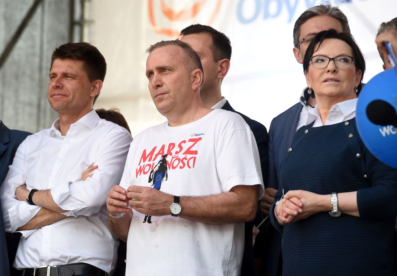 To plan opozycji na unicestwienie PiS? "Siedem kroków"