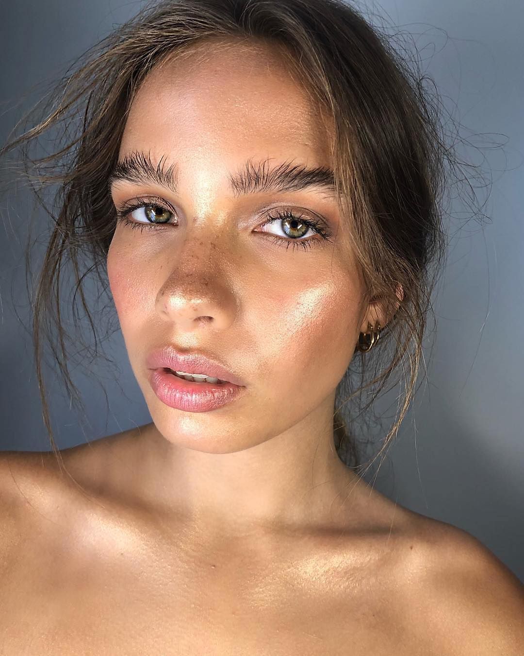 Rozświetlacz to kosmetyk nie tylko do kości policzkowych