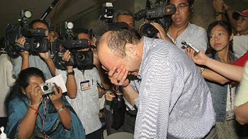 Jeden z irańskich przyjaciół zrośniętych głowami sióstr syjamskich