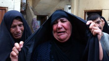 Kobieta rozpacza na wieść, że jej bliski zginął w ataku w centrum Bagdadu