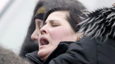 Kobieta rozpacza czekając na informacje o krewnych, którzy znajdowali się w hali targowiska