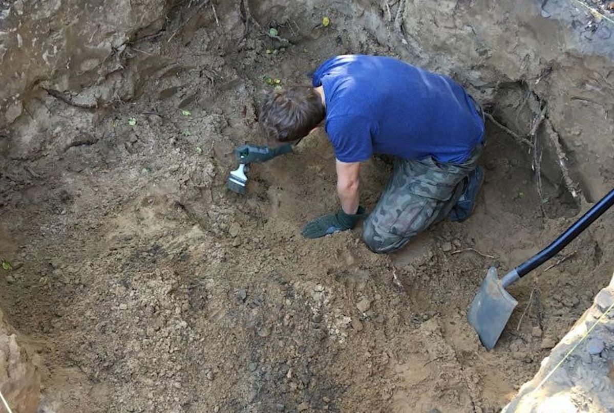 W przydomowym ogródku znalazł ludzkie szczątki. Teraz ma na głowie prokuratora