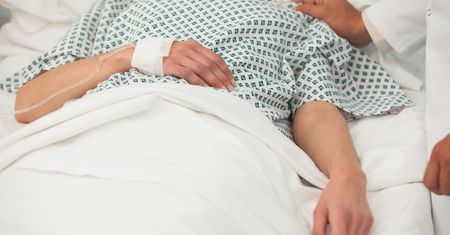 Tuż przed wypadkiem objęła syna. Obudziła się po 27 latach