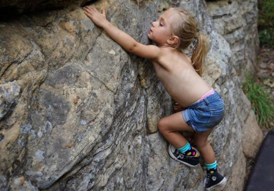 Ta dziewczynka ma 4 lata i już uprawia wspinaczkę górską