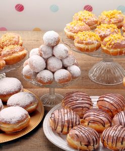 Tłusty czwartek 2019. Prosty przepis na pączki z dowolnie wybranym nadzieniem. Skąd pochodzi zwyczaj objadania się?