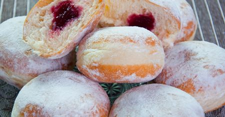 Trik najlepszych cukierników na puszyste pączki. Musisz wypróbować
