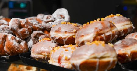Tłusty czwartek 2019. Co to za tradycja i skąd pochodzi. Ile kalorii mają pączki i faworki?