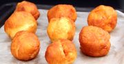 Mini pączki z bananami. Szybki dodatek do kawy