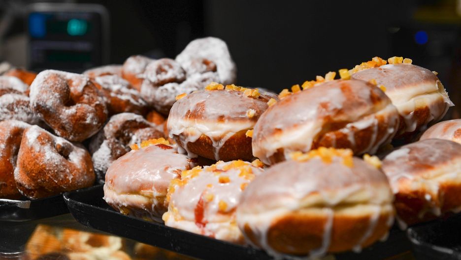 Tłusty czwartek 2019. Co to za tradycja i skąd pochodzi. Ile kalorii mają pączki i faworki?