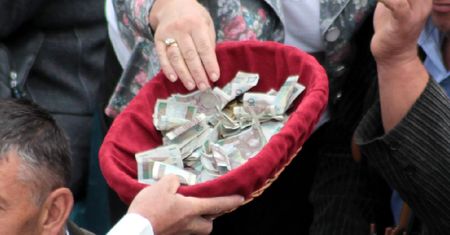 Podręcznik do religii dla klas V: nie kupuj słodyczy, daj na tacę