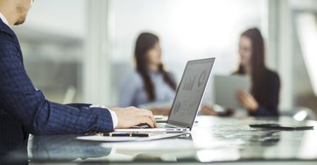 Kobiety na rynku pracy. Są wyżej wykwalifikowane, ale mniej przebojowe