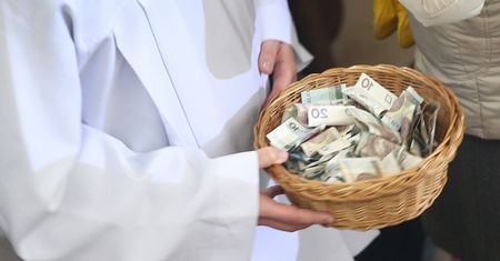 Nie powinniśmy opłacać księżom składek emerytalnych. Sondaż