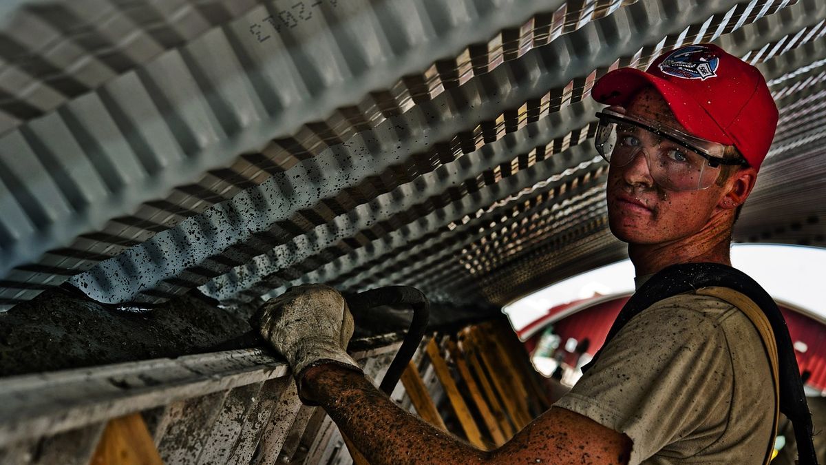 Po słabym marcu pensje przyśpieszyły