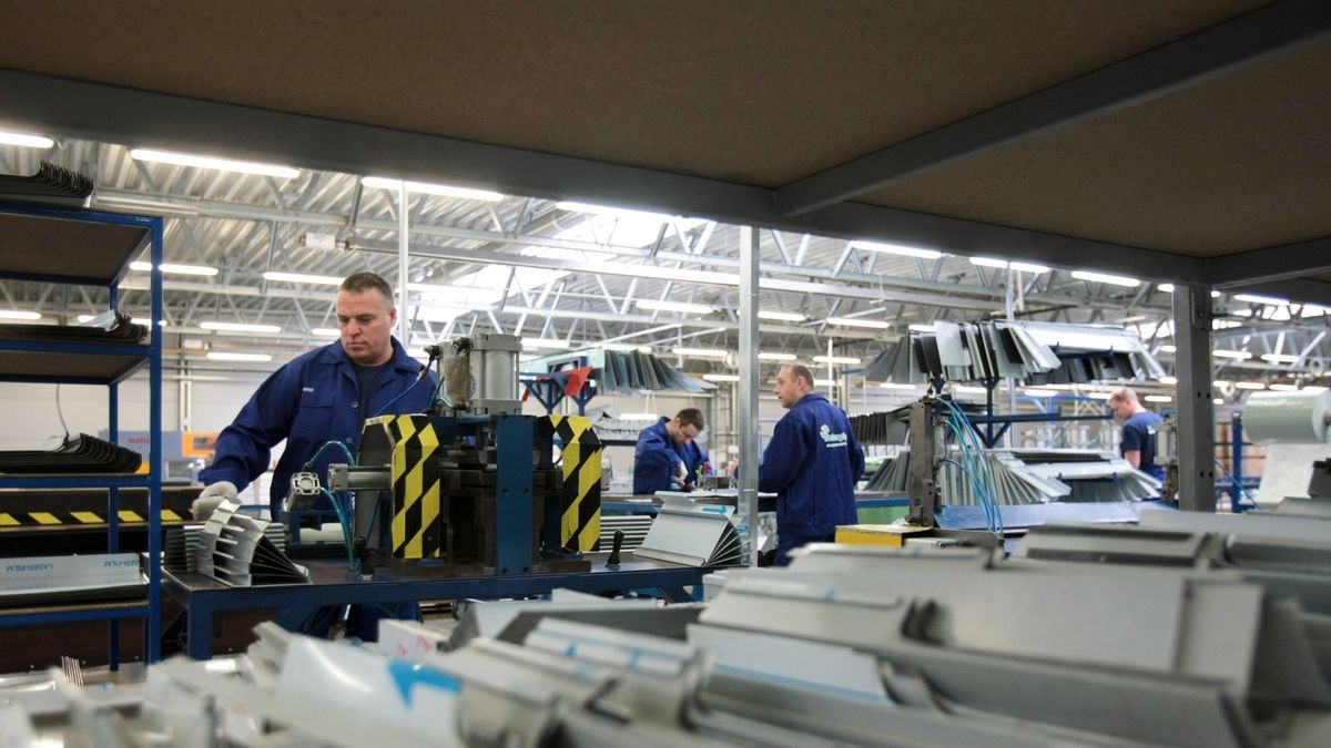 Firmy są zgodne: regularnie trzeba podwyższać wynagrodzenia, by zatrzymać pracowników. 