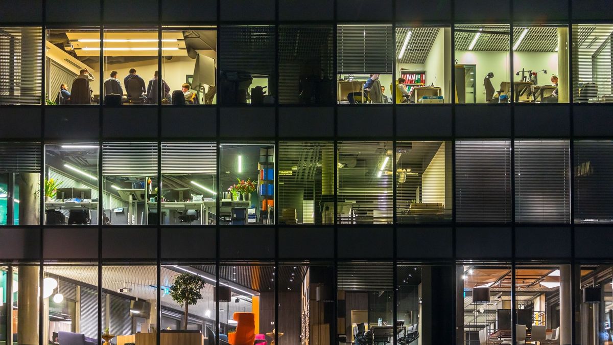 Jeden etat to za mało. Niektórzy Polacy pracują po kilkanaście godzin dziennie albo dorabiają w weekendy