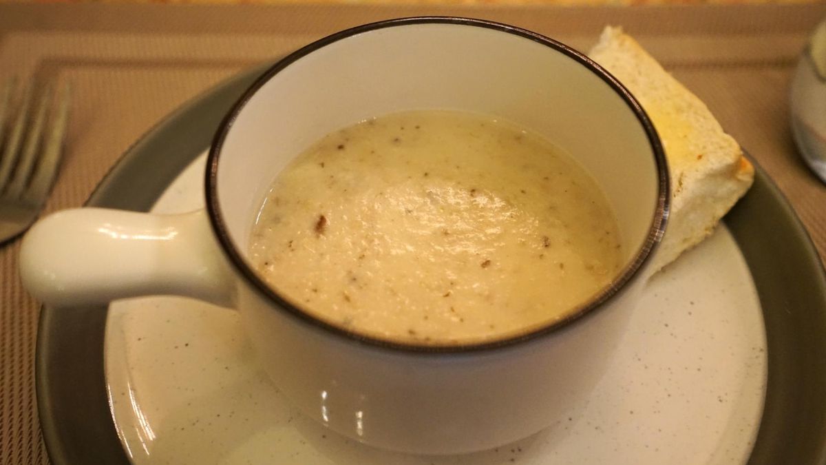 Niskokaloryczna, idealna na diecie keto. Zapomniana zupa ma niesamowite właściwości