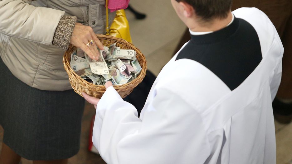 Praktykujących katolików ubywa, tym samym mniej jest datków na tacę. Także coraz mniej Polaków przyjmuje księży po kolędzie.