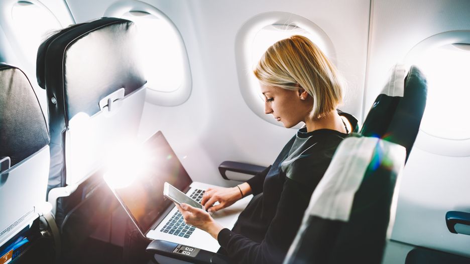 Bizneswoman nie ukrywa, że cały czas podróżuje po świecie, więc osoba gotowa do podjęcia wyzwania, musi kochać włóczęgę po świecie tak samo jak sferę mody