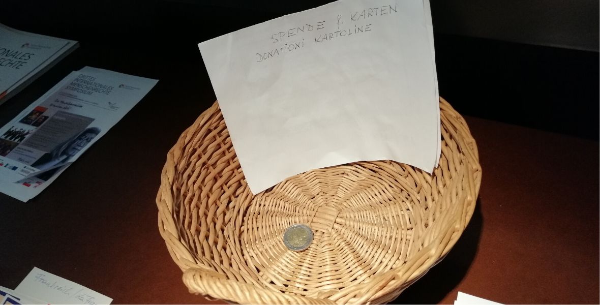 Dając ofiarę na izbę, można wziąć pamiątkową kartkę. Chętnych do wspomagania obiektu zbyt wielu jednak nie ma 