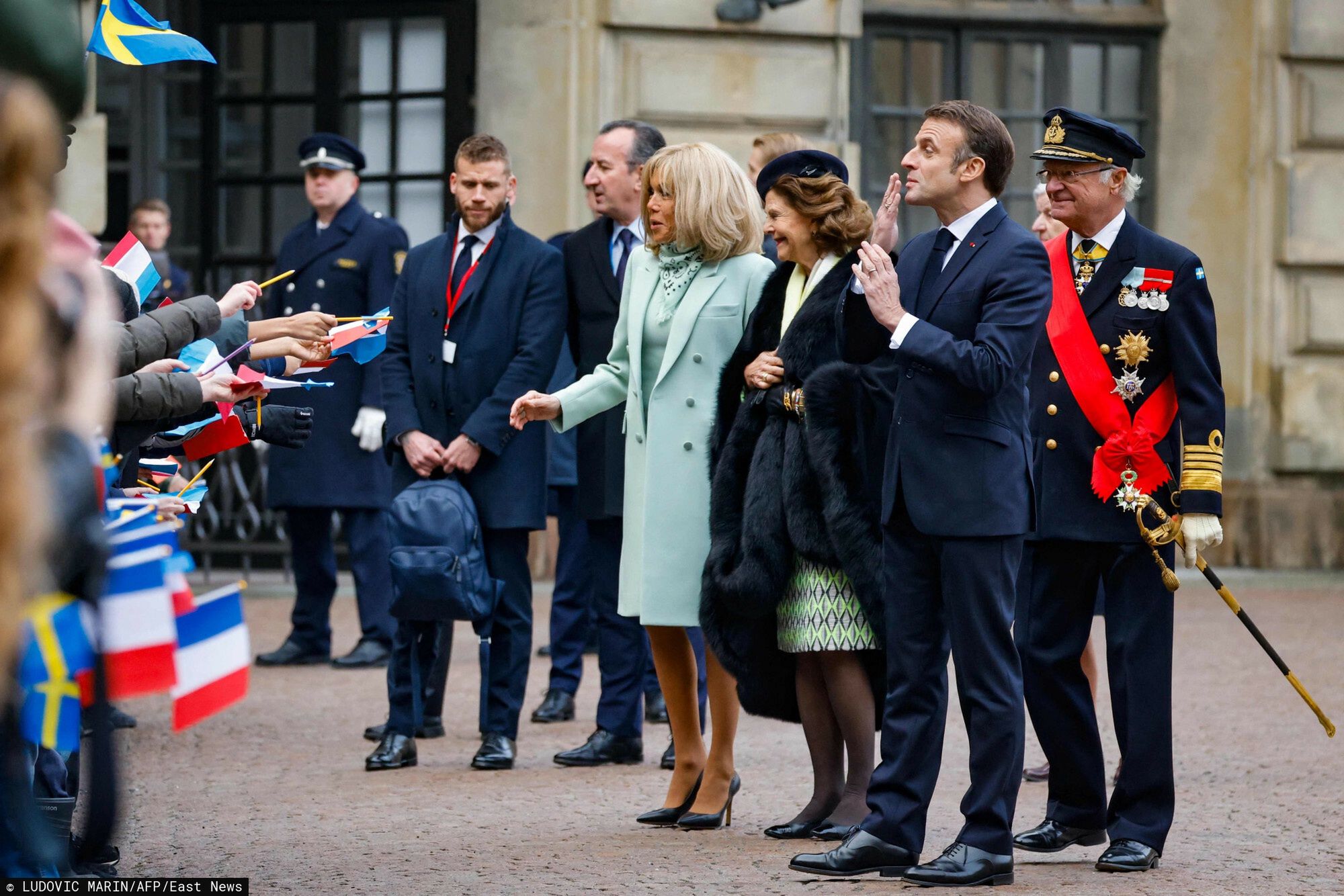 Emmanuel i Brigitte Macron brylują na spotkaniu z królem i królową Szwecji