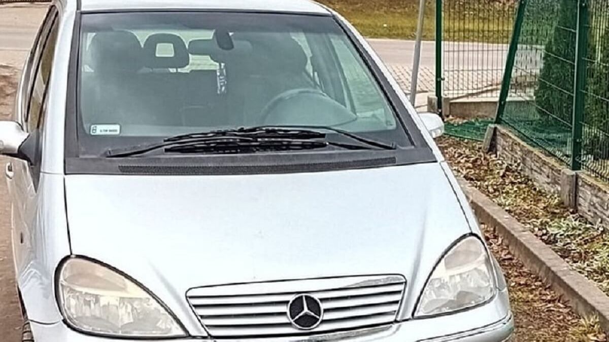 Mercedesem wjechał w ogrodzenie domu