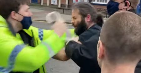 Policjant bije Polaka. Szokujące nagranie z Wielkiej Brytanii