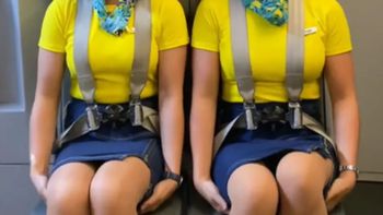 Dziwna pozycja stewardes w samolocie. Siedzą tak celowo
