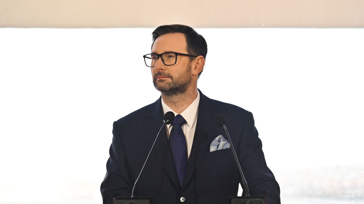 Świnoujście, 11.03.2023. Prezes PKN Orlen Daniel Obajtek podczas konferencji prasowej, przed przyjęciem pierwszej dostawy gazu LNG gazowcem "Lech Kaczyński" w Terminalu LNG im. Prezydenta Lecha Kaczyńskiego w Świnoujściu, 11 bm. (mr) PAP/Marcin Bielecki