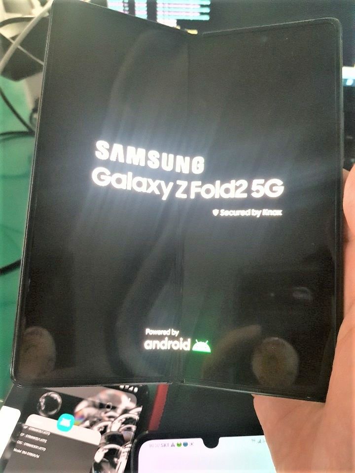 Rozjaśnione zdjęcie rzekomego Samsunga Galaxy Z Folda 2 5G zdradza rozmieszczenie kamerki selfie