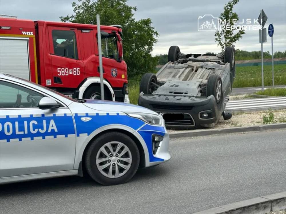 Peugeot dachował po zderzeniu obok lotniska