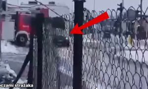 Dramatyczne nagranie. Strażacy wjechali w audi. Wiadomo, kto zawinił