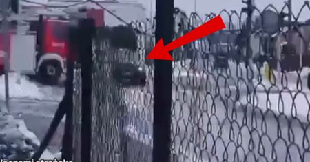 Dramatyczne nagranie. Strażacy wjechali w audi. Wiadomo, kto zawinił