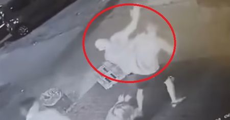 Brutalny atak przed Żabką. Przerażające nagranie