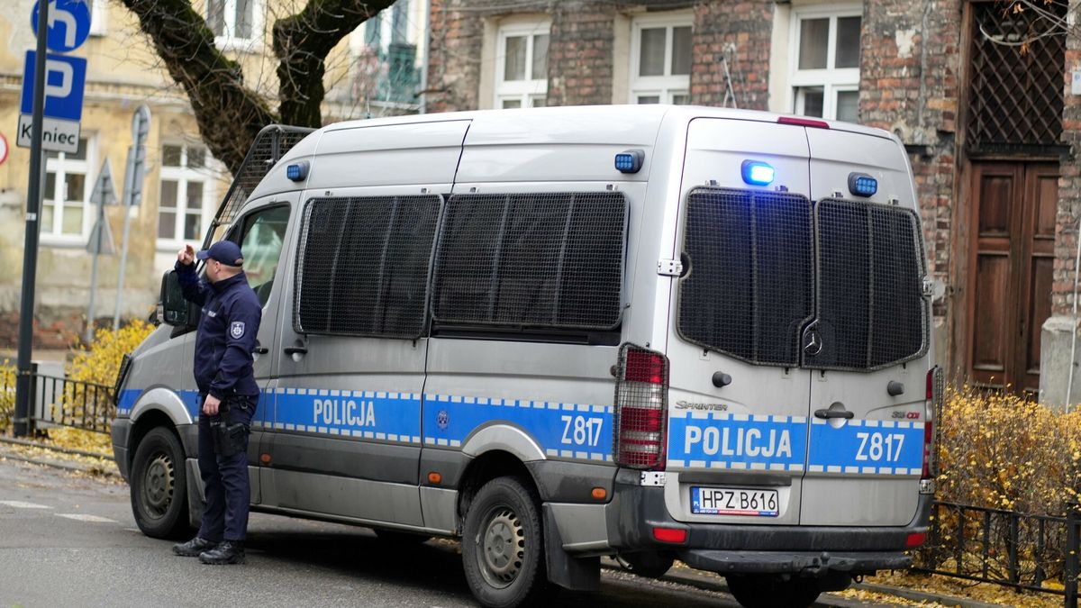 Ho?d dla zmar?ego policjanta
Fot. Aliaksandr Valodzin/East News, Warszawa, 29.11.2024. Policjanci w calej Polsce uczcili pamiec zmarlego asp. szt. Mateusza Biernackiego, ktory zginal postrzelony podczas policyjnej interwencji przy ul. Inzynierskiej na Pradze Polnoc. Dzis w Bialej Podlaskiej odbywa sie pogrzeb policjanta.
Aliaksandr Valodzin