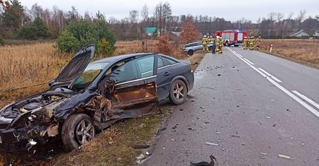 Wypadek drogowy w Dąbrowie Wronowskiej – jedna osoba poszkodowana, auta wylądowały w rowie