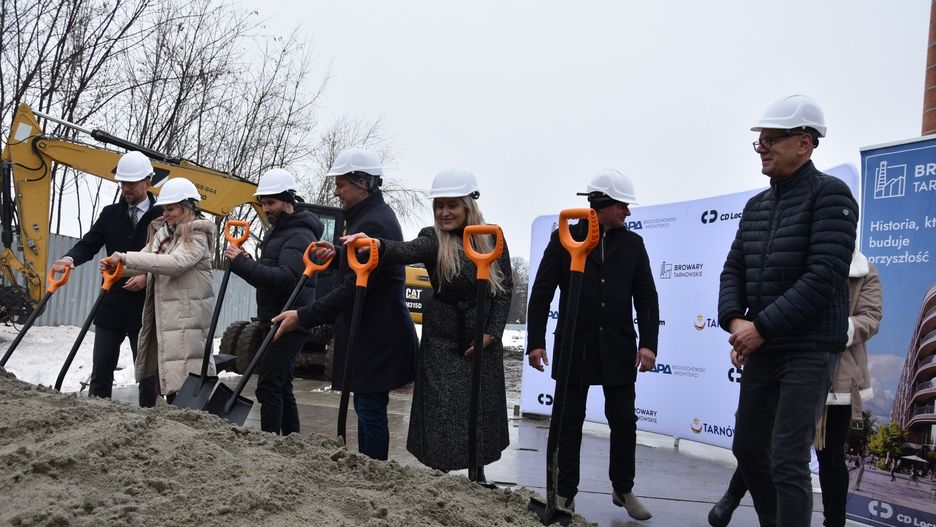 We wtorek (25 listopada) wbito symbolicznie pierwszą łopatę na rozpoczęcie inwestycji pod nazwą Browary Tarnowskie na działce pomiędzy ulicami Krakowską, Narutowicza i Bandrowskiego