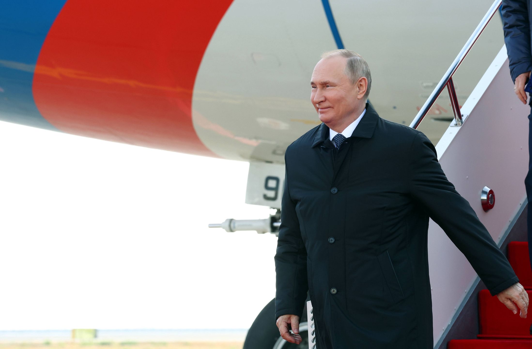 CICA Summit in Astana
epa10240217 Russian President Vladimir Putin disembarks from a plane upon his arrival at the Nursultan Nazarbayev International Airport in Astana, Kazakhstan, 13 October 2022. Putin arrived in Astana to attend the 6th Summit of the Conference on Interaction and Confidence Building Measures in Asia (CICA) on 13 October. He will also take part in the meeting of the Council of CIS Heads of State and the Russia-Central Asia Summit on 14 October.  EPA/VALERIY SHARIFULIN / KREMLIN / SPUTNIK  POOL MANDATORY CREDIT 
Dostawca: PAP/EPA.
VALERIY SHARIFULIN / KREMLIN / SPUTNIK  POOL
