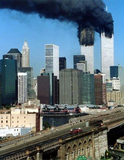 
WTC: Zamach na World Trade Center. Niesamowita historia jednego zdjęcia. Ostatnia misja załogi strażackiej. 
