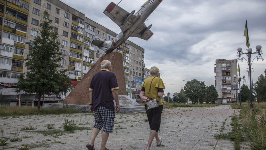 Locals walk on a street in Lysychansk, Luhansk area, Ukraine, 18 June 2022, five kilometers north-east of Severodonetsk. The city and its surroundings have turned into a battlefield in the past weeks. Russian troops on 24 February had invaded Ukraine, starting a conflict that provoked death, destruction and a humanitarian crisis ever since. EPA/OLEKSANDR RATUSHNIAK Dostawca: PAP/EPA.