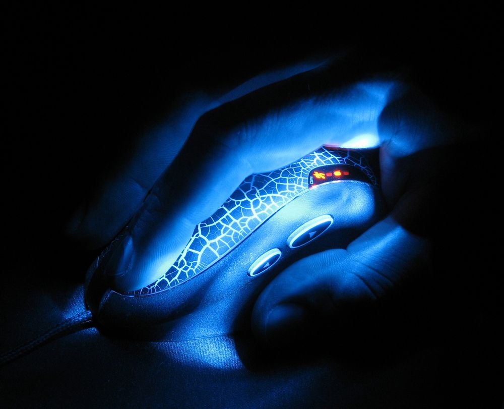 Zdjęcie Gaming mouse light painting pochodzi z serwisu Shutterstock