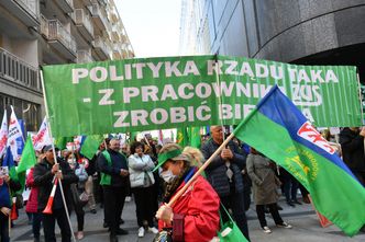 Pracownicy budżetówki przed ministerstwem. "Błaszczak czołgi kupuje ..."