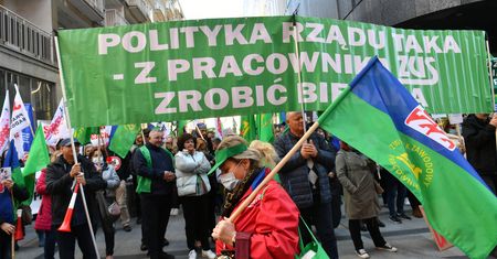 Pracownicy budżetówki przed ministerstwem. "Błaszczak czołgi kupuje ..."