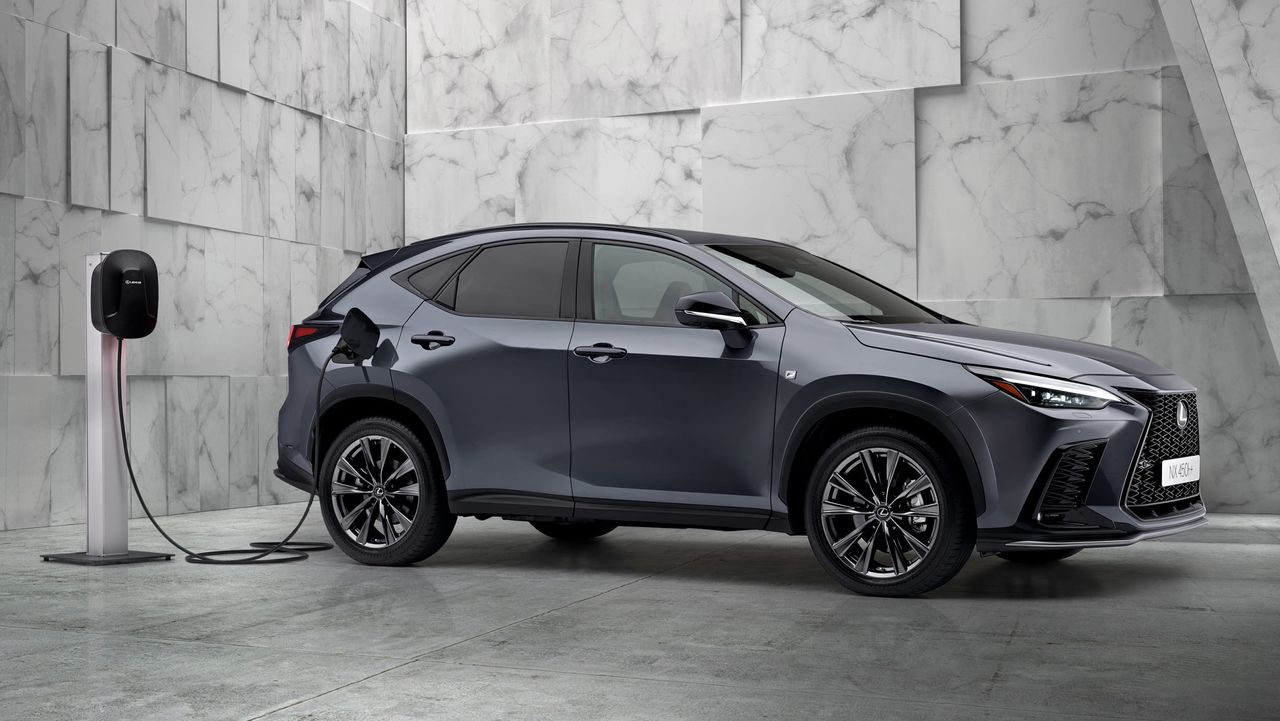 Nowy Lexus NX jest większy i lepiej wyposażony. Ma też hybrydę plug-in