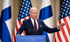 Mężczyzna zastrzelony podczas nalotu FBI. Tuż przed wizytą Bidena