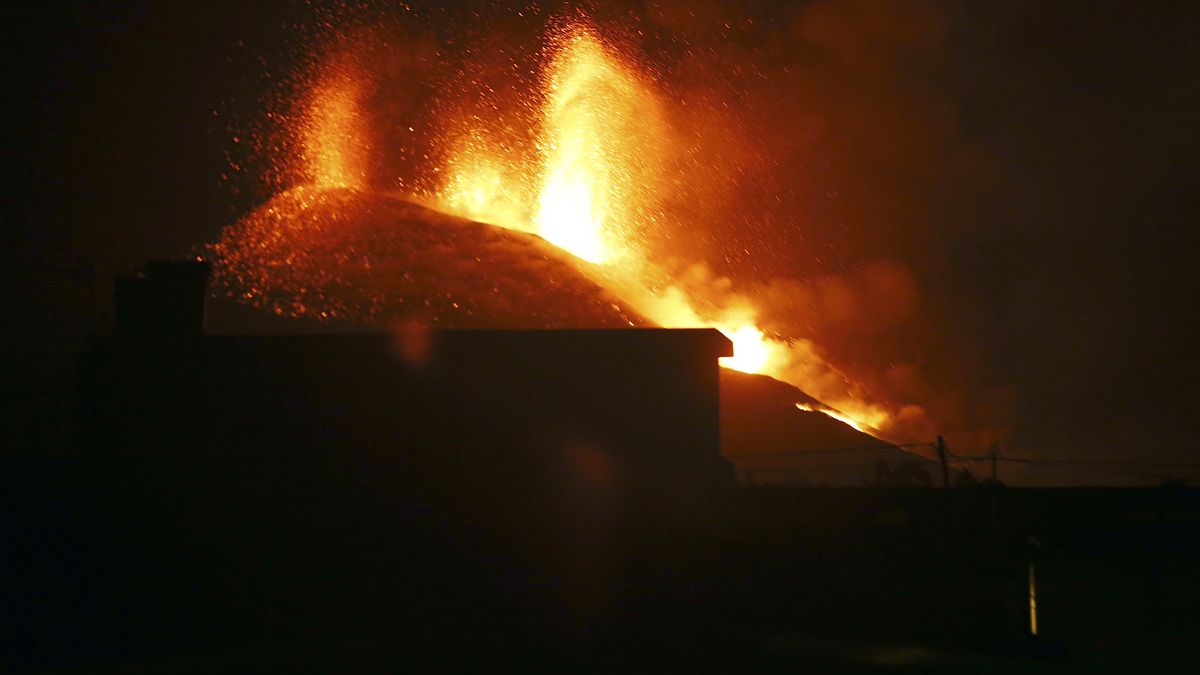 Cumbre Vieja volcano continues to spew lavaLA PALMA, SPAIN - OCTOBER 02: Cumbre Vieja volcano continues to spew lava, on the Canary island of La Palma in El Paso on October 02, 2021. (Photo by Senhan Bolelli/Anadolu Agency via Getty Images)Anadolu Agency