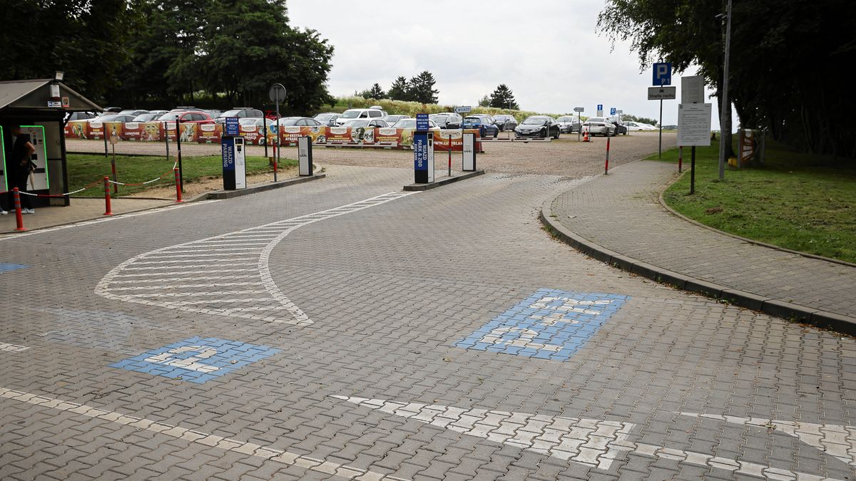 Parking pod krakowskim Zoo. Wysokość opłaty jest zależna od wjazdu, który wybierze kierowca.
