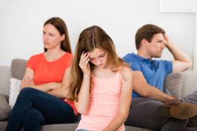 Jak rodzicielska taktyka wychowywania wpływa na problematyczne zachowania nastolatka?