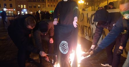 Narodowcy pikietowali we Wrocławiu. Spalono bluzę Antify