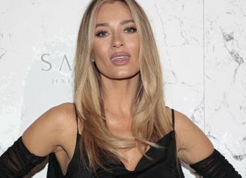 Zawadzka oczarowała w błyszczącej sukni maxi. Rozcięcie na nogę "zrobiło robotę"